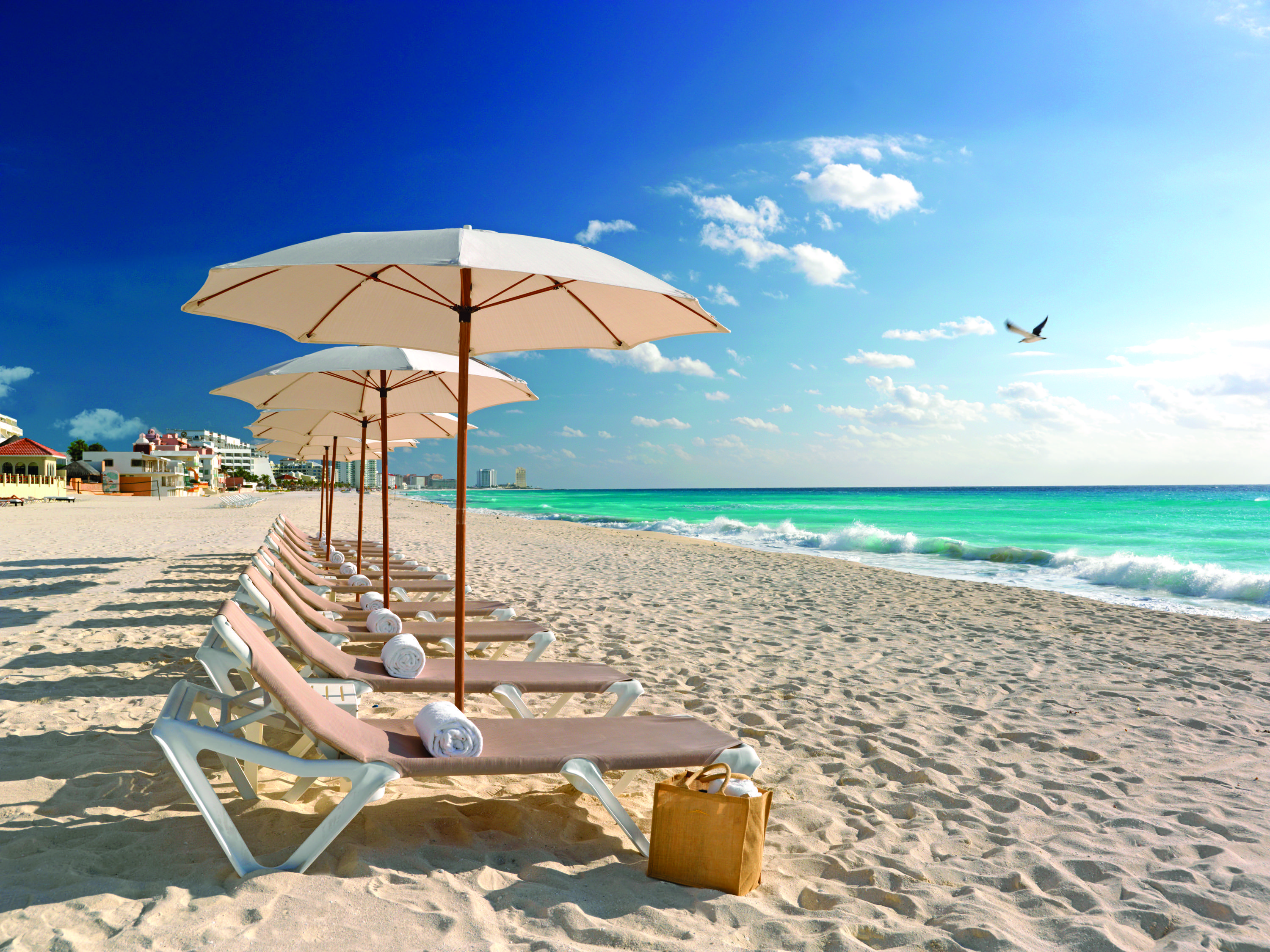 Красивыми песчаными пляжами. Канкун Мексика. Пляж в отеле. Лежак на пляже. Шезлонг на пляже.